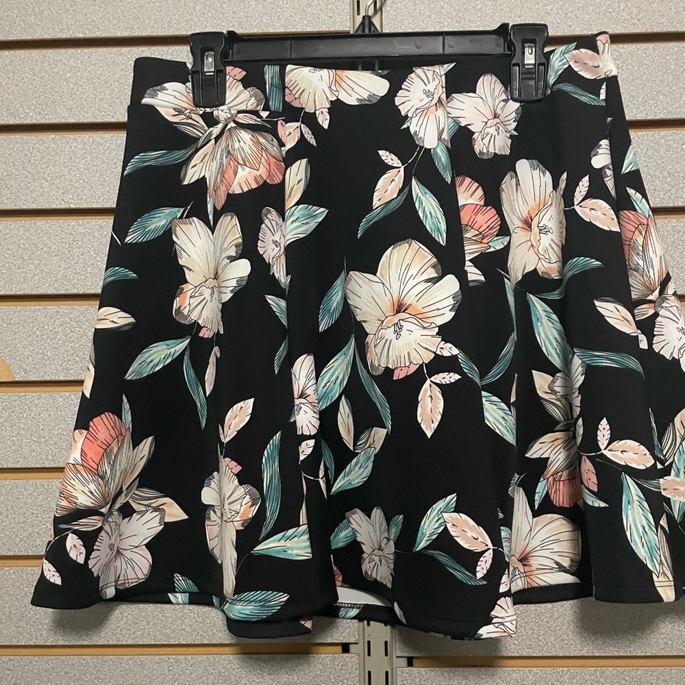 Decree Large Black And Floral Full Short‎ Skirt!